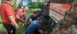 Pembersihan dan Penanaman Cabai di Halaman Kantor Dinas PMD Kabupaten Buleleng. (11 Nopember 2022)